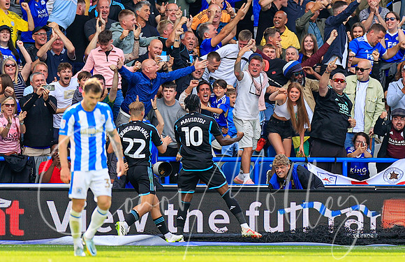 Mavididi celebrates