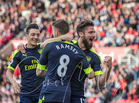 Olivier Giroud celebrates for Arsenal