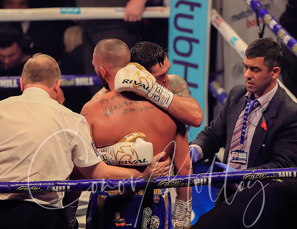 Usyk & Bellew embrace at the end of the fight