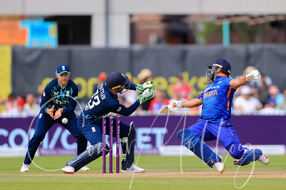 Joss Buttler misses stumping of Rishabh Pant