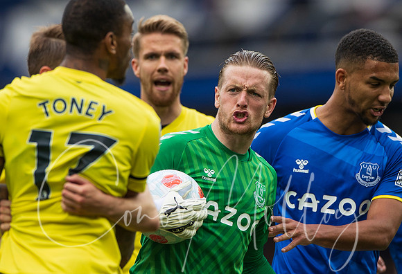 Jordan Pickford giving his thoughts to Ivan Toney of Brentford.